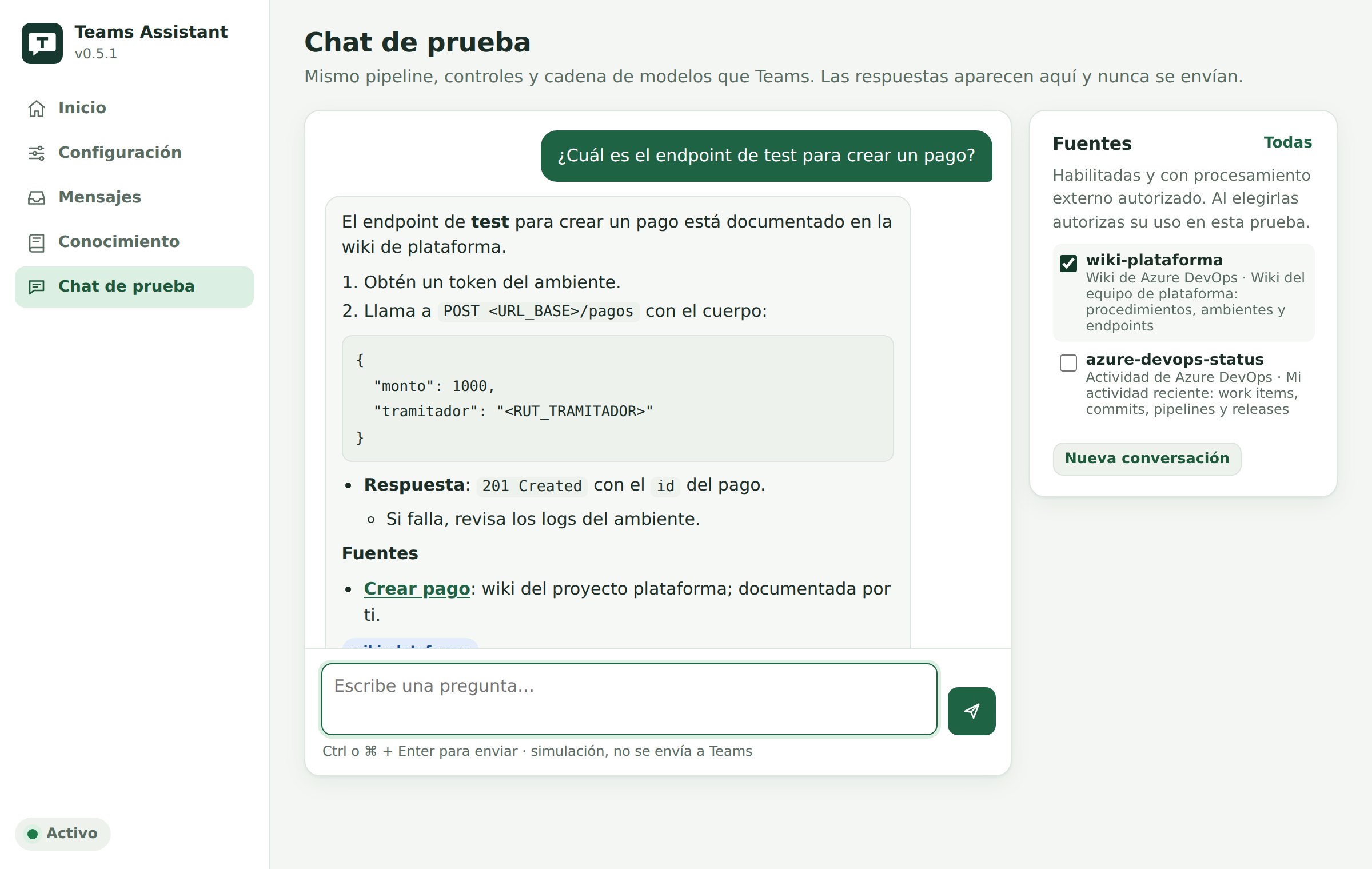 Chat de prueba: una pregunta sobre un endpoint respondida con pasos, un ejemplo JSON y la página de la Wiki citada.